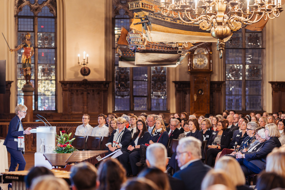 150 Jahre Schwesternschaft Bremen: Pflege in Bewegung 150 Jahre Schwesternschaft Bremen: Pflege in Bewegung
